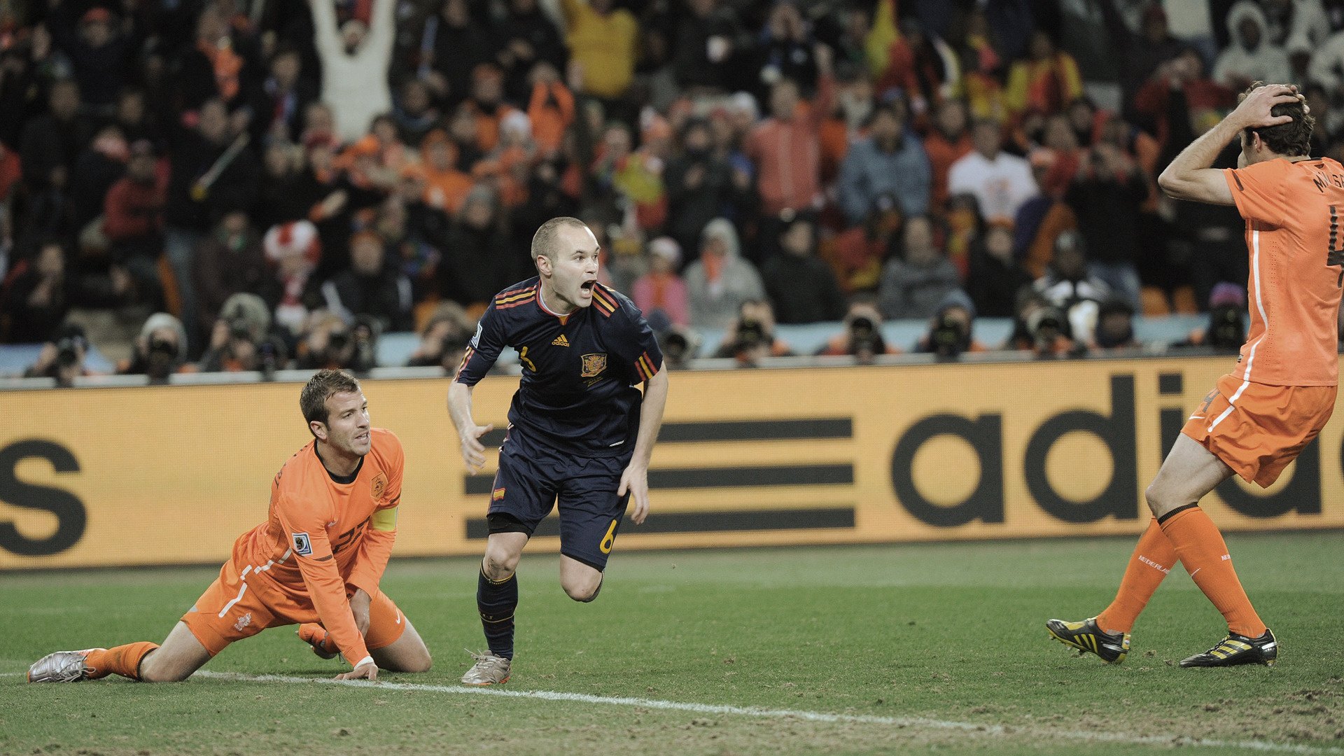 tapety piłkarskie iniesta van der vaart sport trawa stadiony gra gry gracze piłkarze hiszpania holandia fifa hiszpania holland football wallpapers full hd