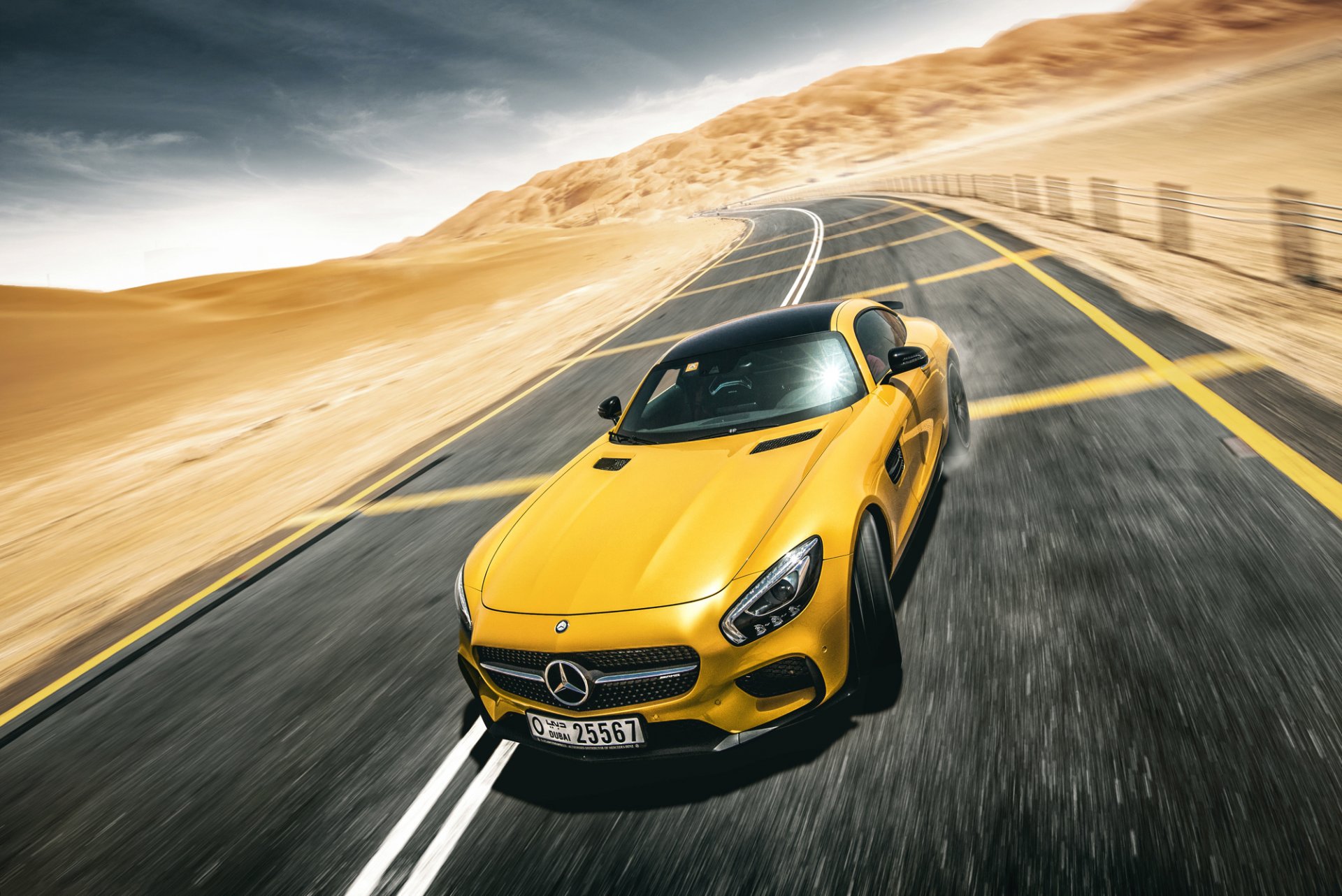 mercedes-benz amg gt s jaune supercar dérive route désert avant