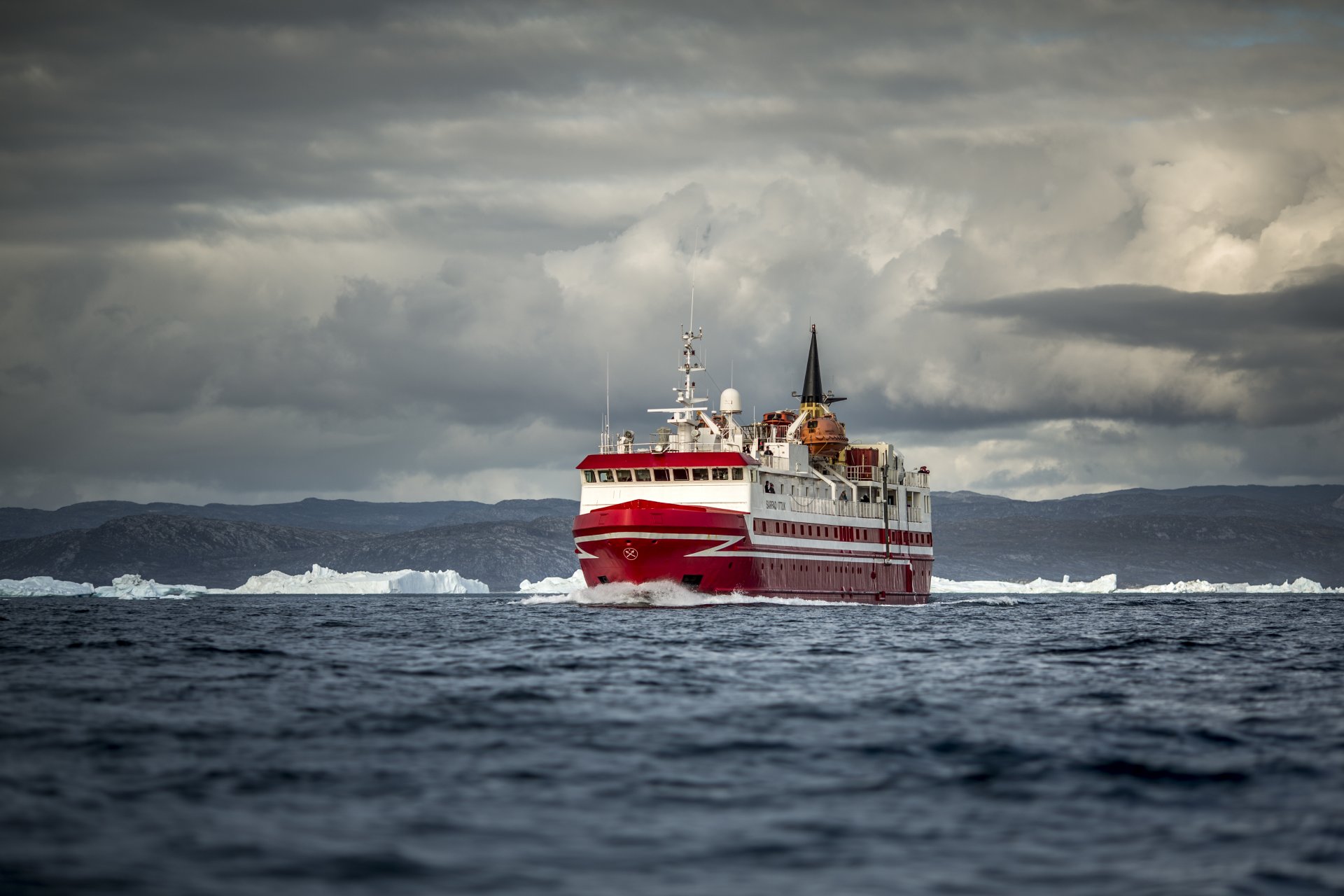 barco mar hielo nubes colinas