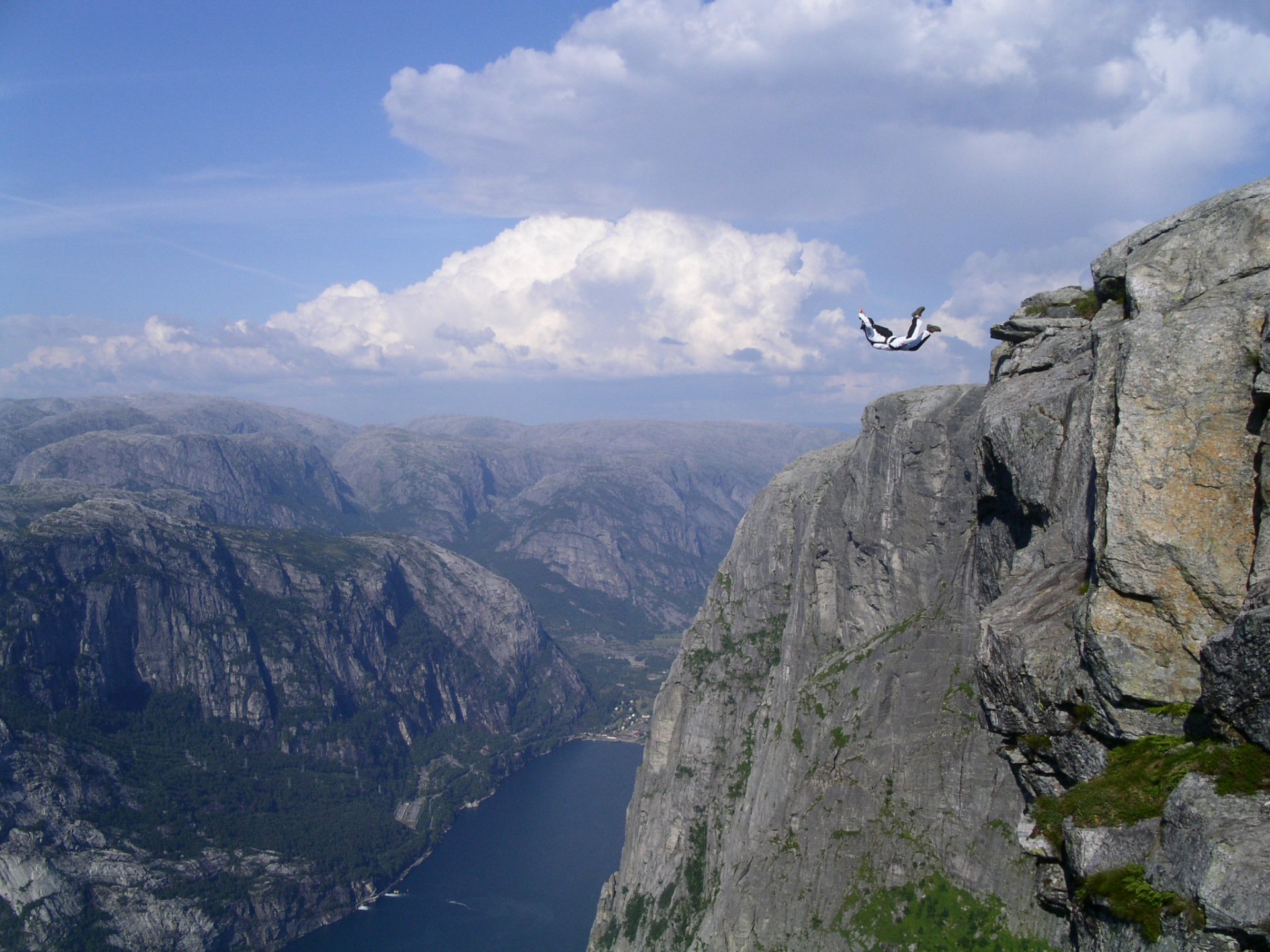 base jumping sprung luftfahrt berge felsen adrenalin fliegen wasser himmel wolken höhe