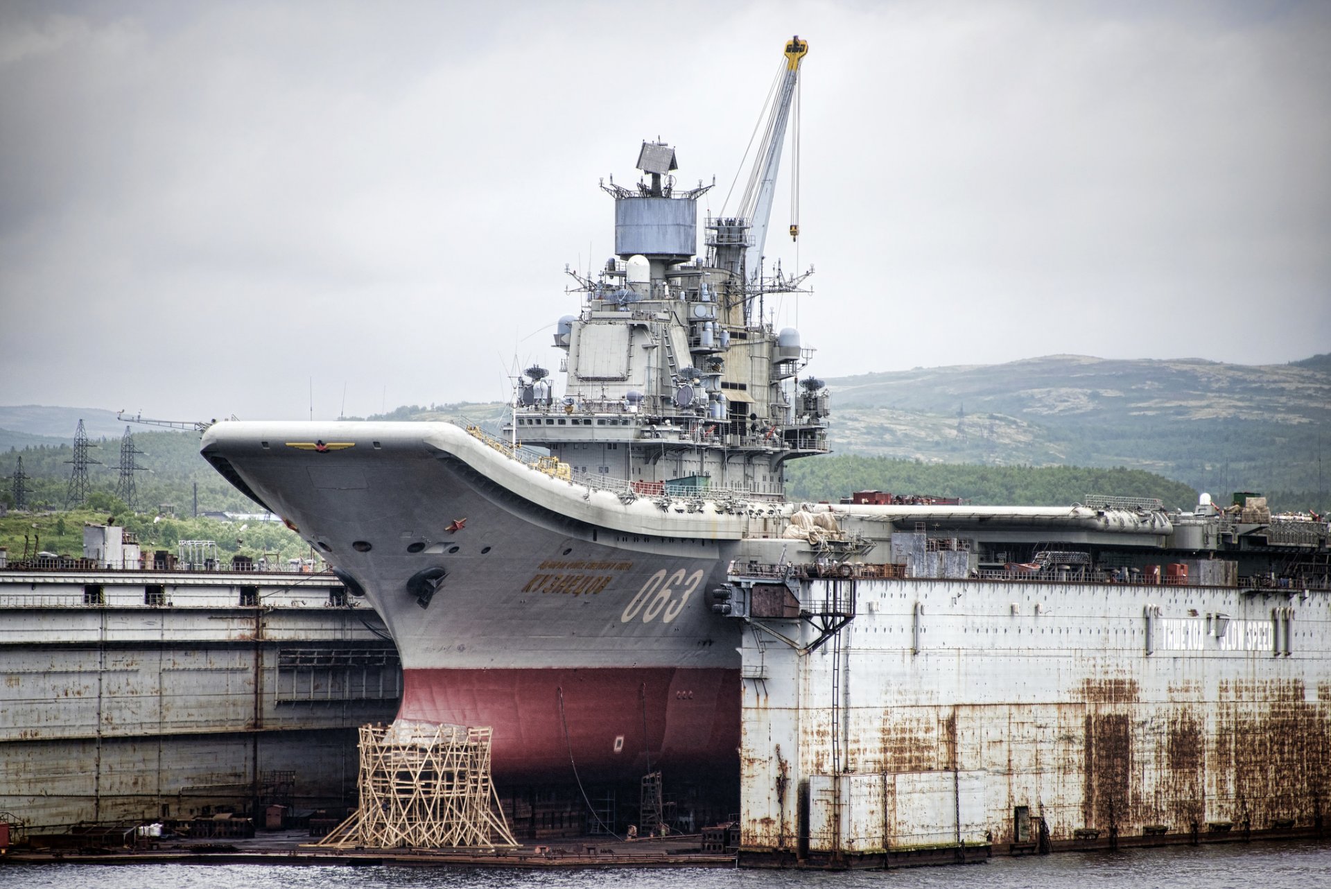 almirante kuznetsov pesado portaaviones crucero reparación muelle