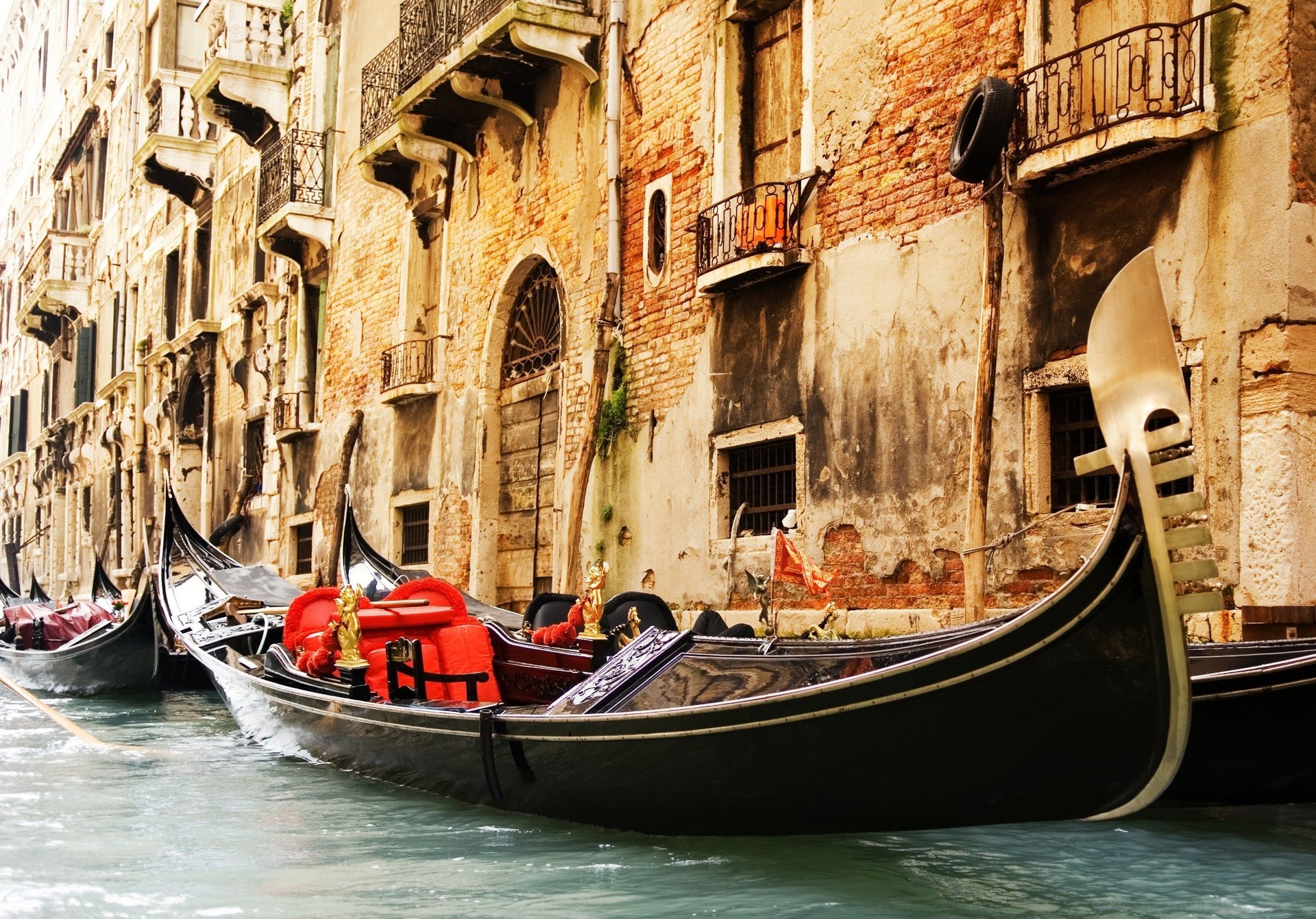 bolkony venice włochy wenecja gondole kanał architektura budynki okna nowy jork tło miasta