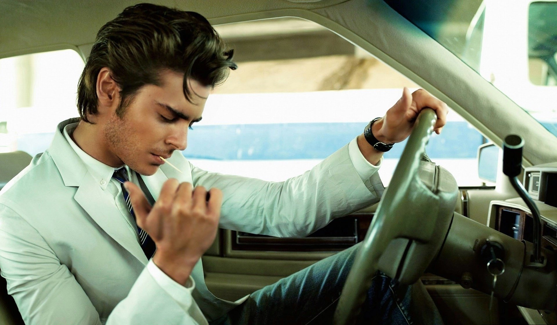 hombre euforia palillo de dientes chaqueta blanca zac efron coche peinado volante salón auto chico reloj cara coches coches vehículos