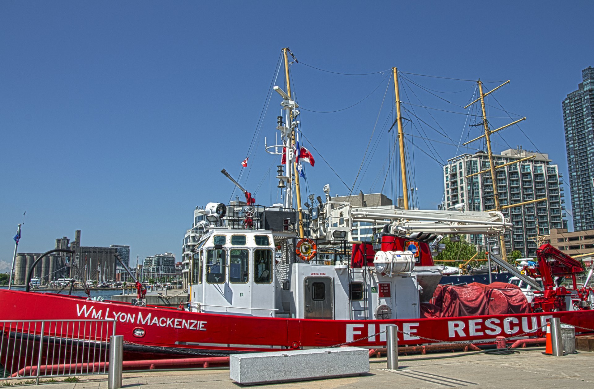 harborfront toronto canadá buque de bomberos muelle mástiles