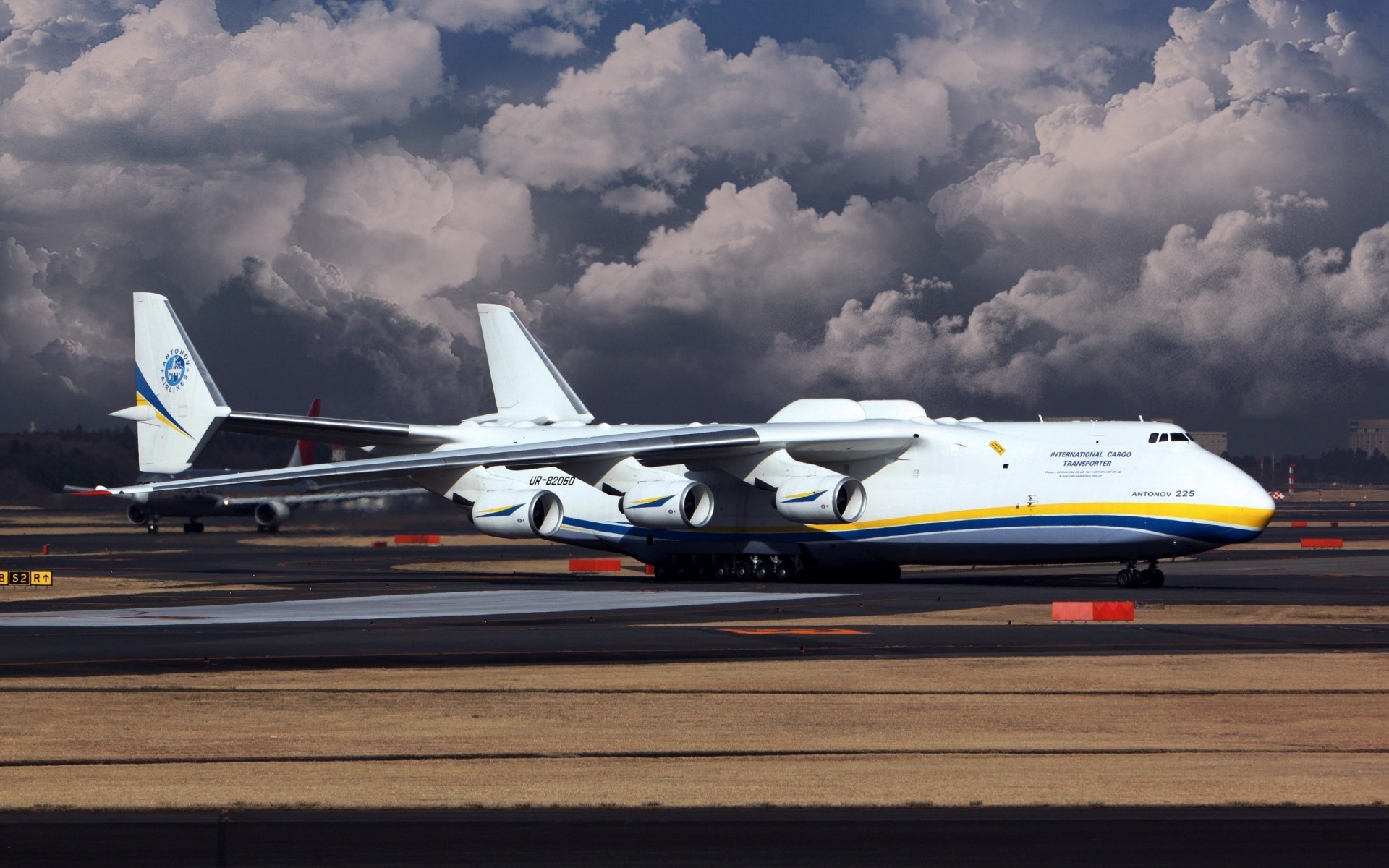 avión nube gris