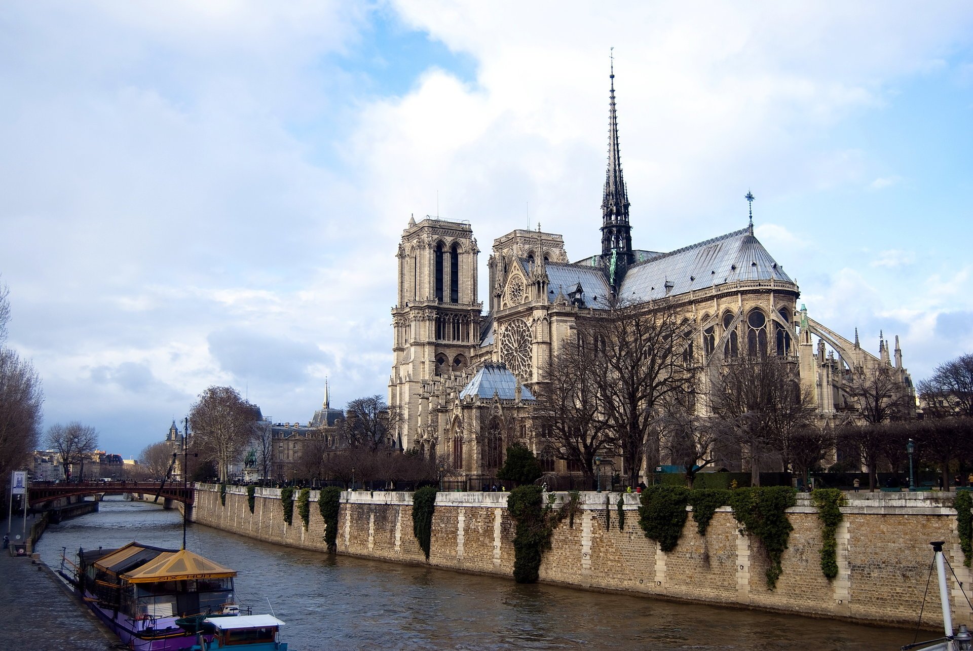 собор парижской богоматери париж франция notre dame de paris река мост катер облака небо нью-йорк фон города здания религия