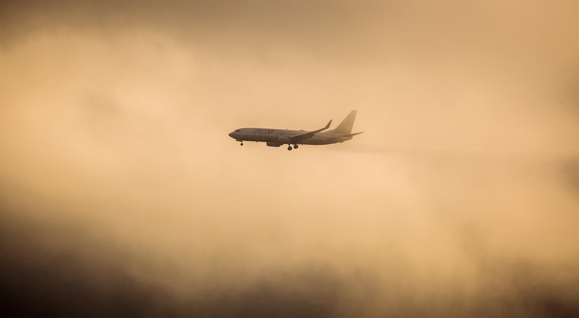 matin boeing brouillard nuages avion