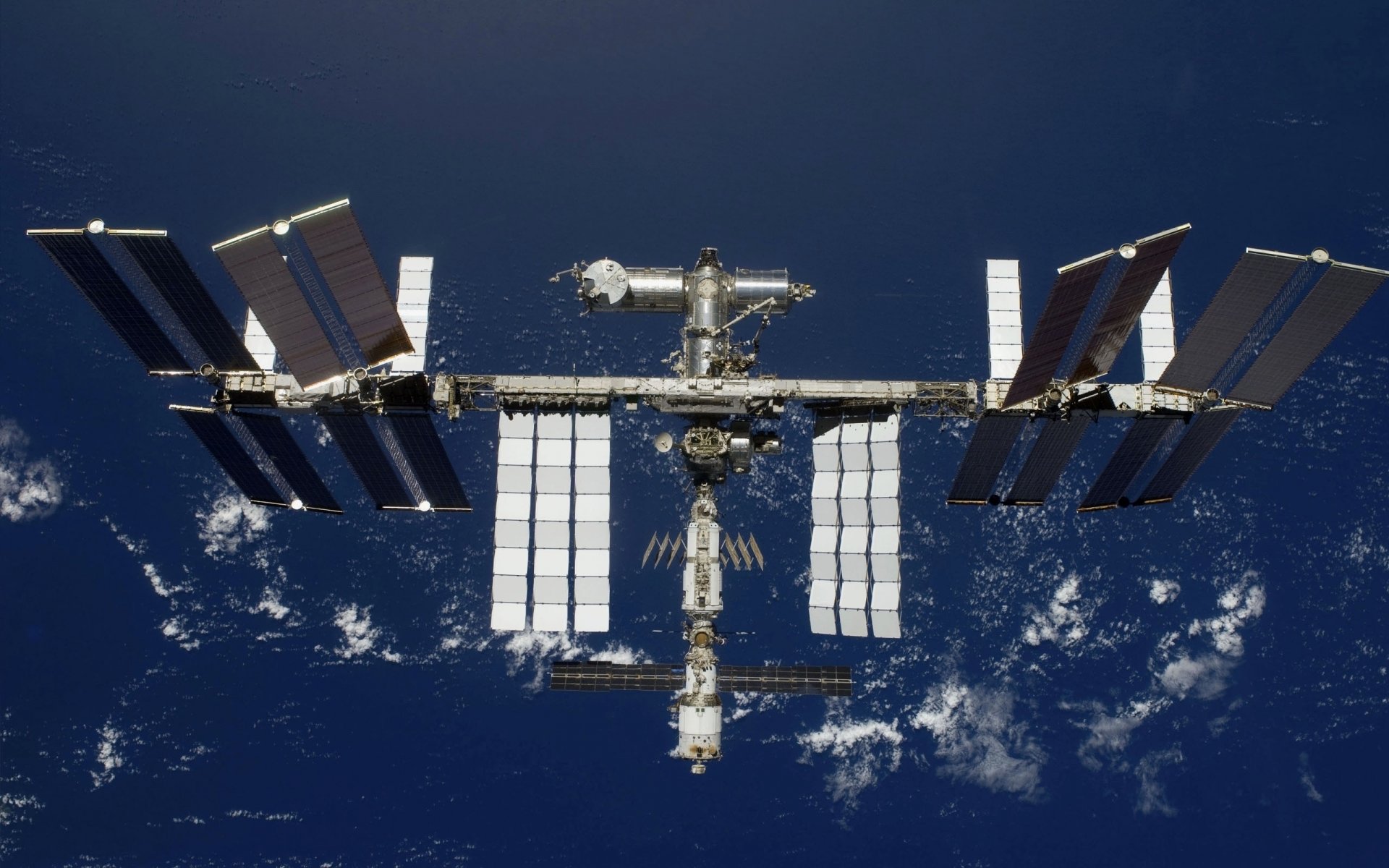 station solaire modules vol orbite batteries station orbitale technologie spatiale astronautique iss