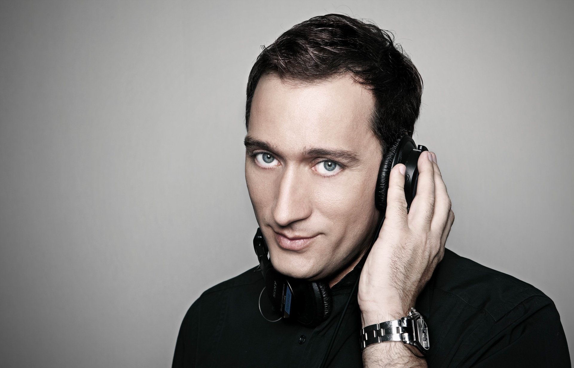 dj paul van dyk paul van dyk szare tło słuchawki sony zegarek ręka szare oczy portret spojrzenie oczy twarz