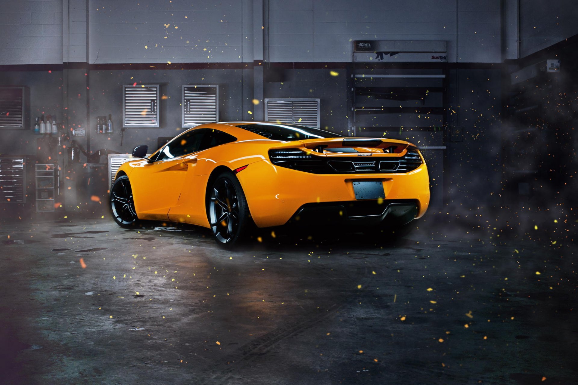 mclaren mp4-12c sparks tył supersamochód pomarańczowy garaż