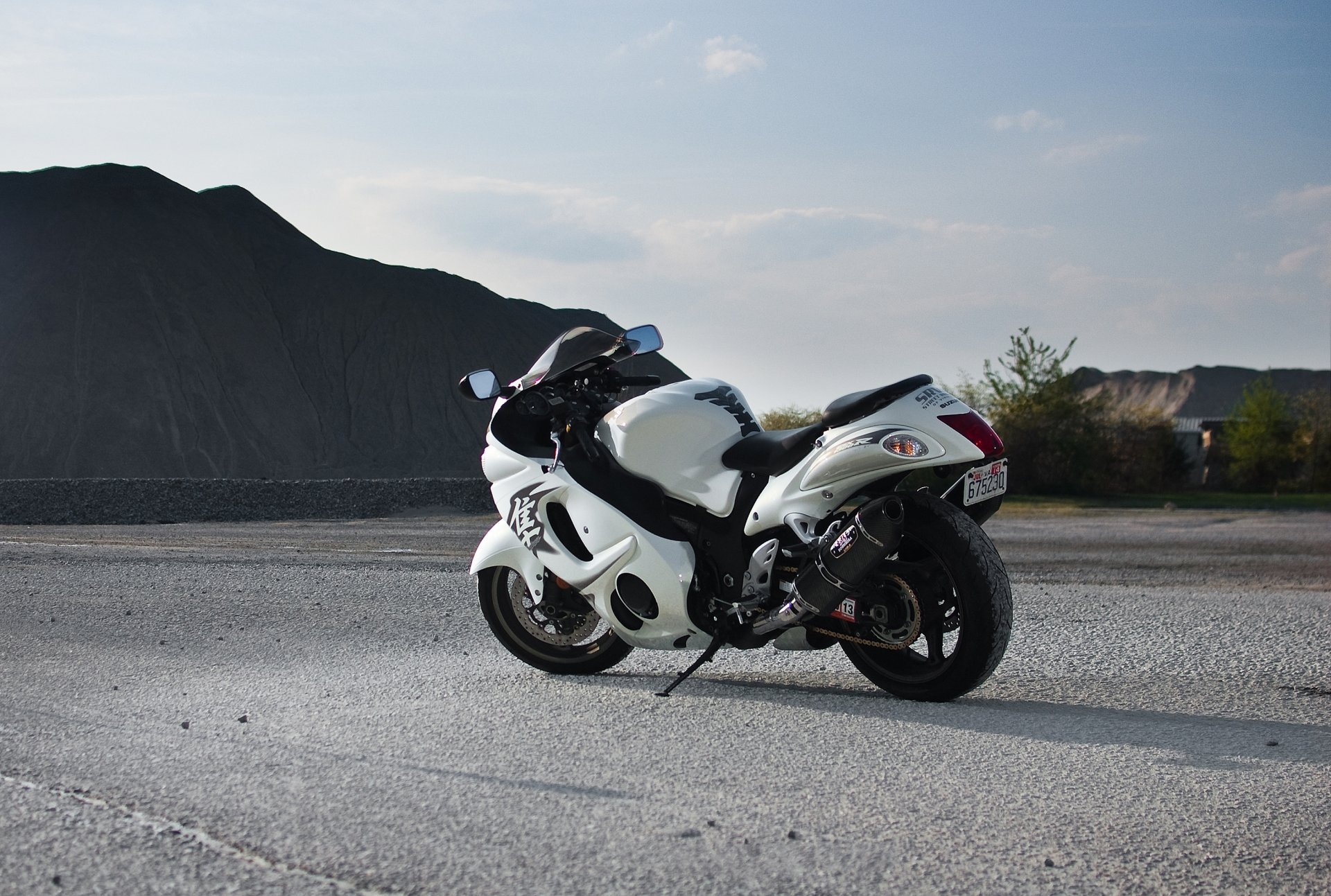 uziki gsx1300r hayabusa blanc suzuki hayabusa vue arrière route montagne