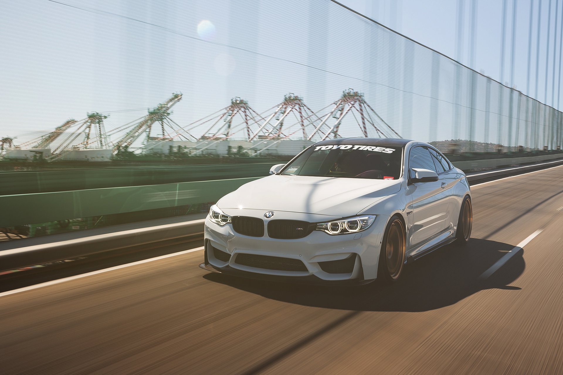 bmw m4 coche blanco en movimiento