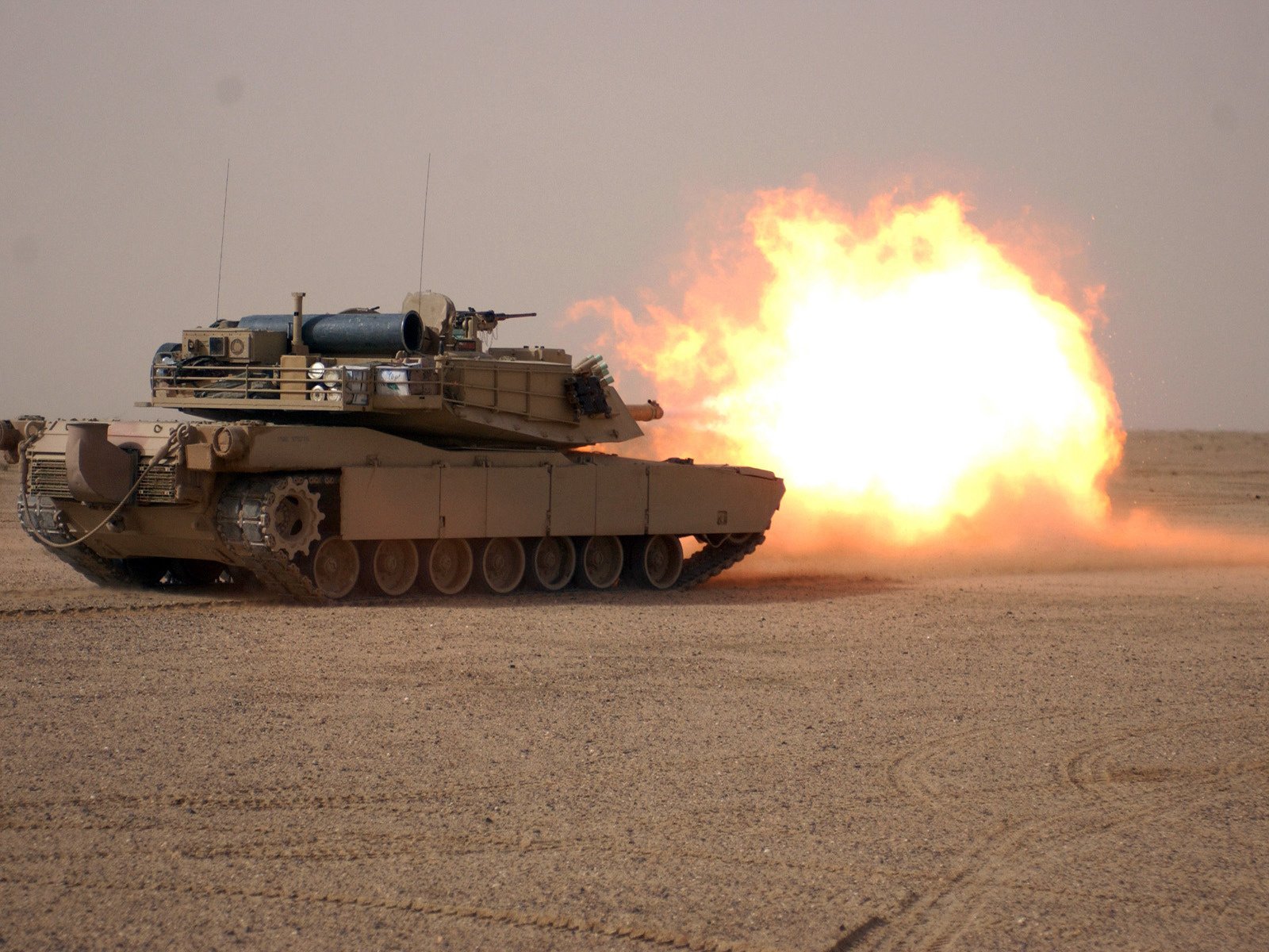 tanque desierto tiro equipo militar