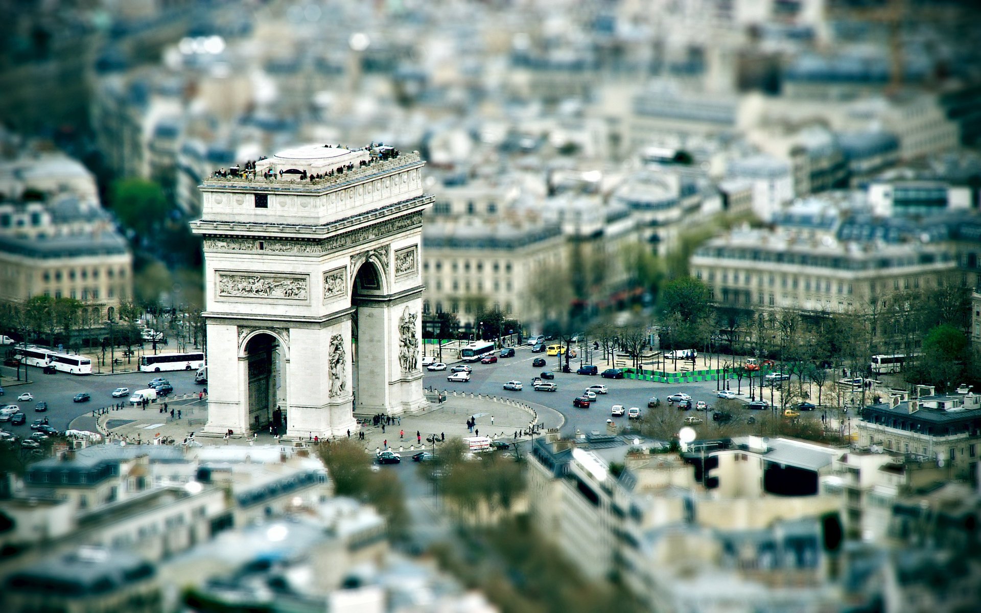 paris arc de triomphe place vue d ensemble routes voitures personnes ville rue maisons