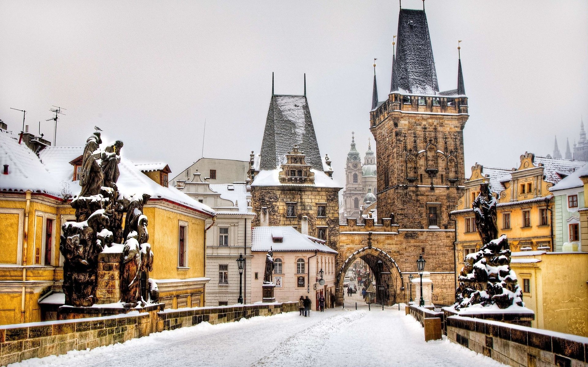 prague pont vieille ville sculptures hiver neige bâtiments ville new york arrière-plan architecture europe