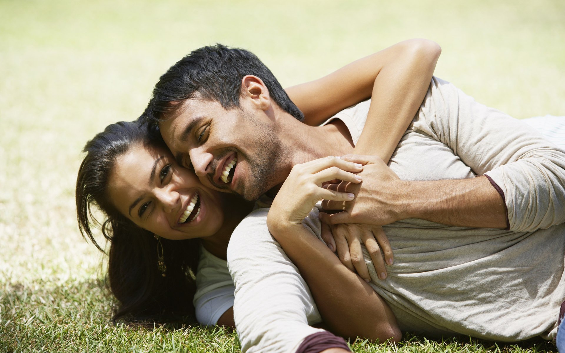 lachen mann und frau umarmung sommer glück freude liebe lächeln gesicht