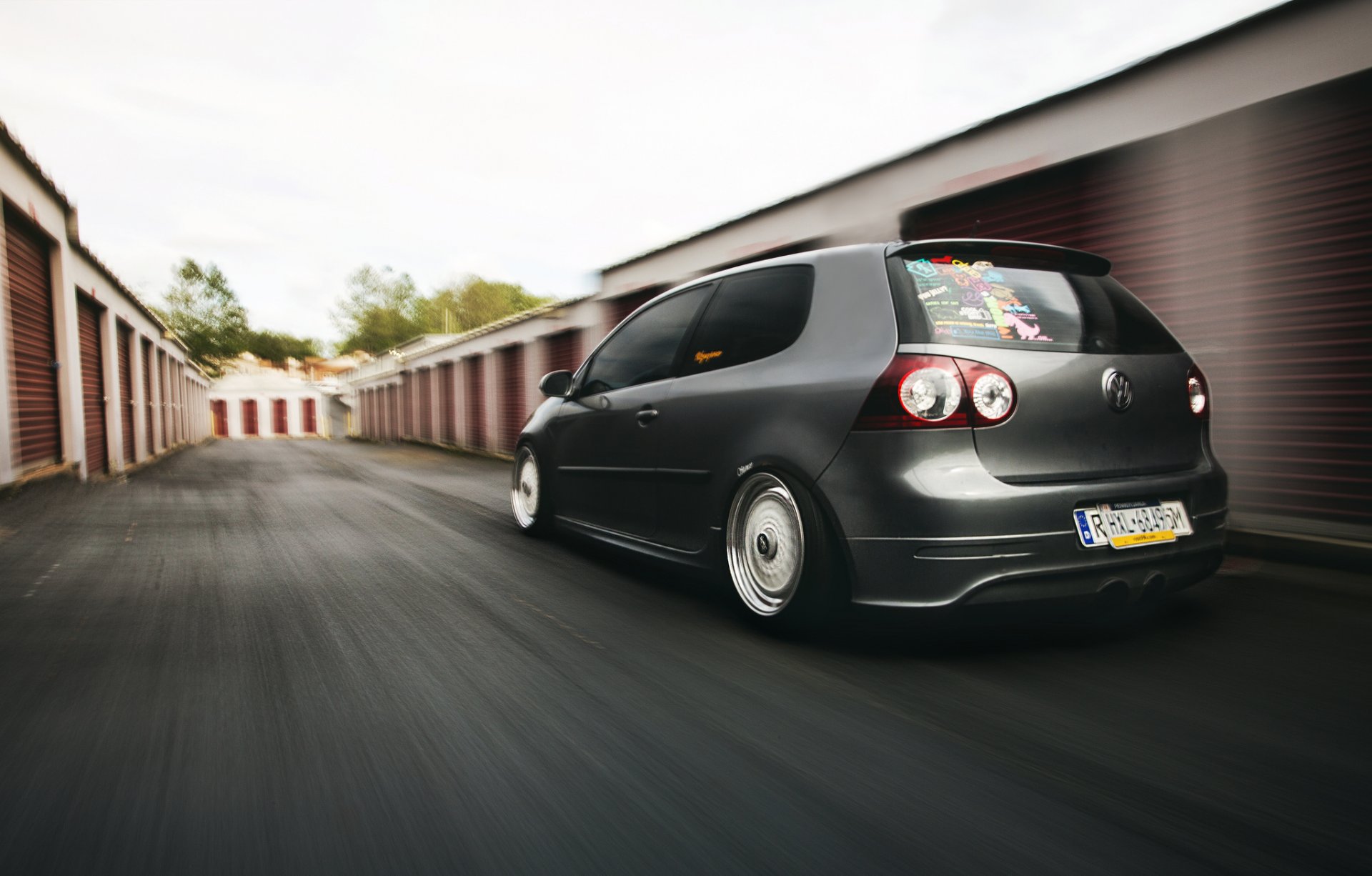 volkswagen golf mk5 posición volkswagen tuning gris en movimiento