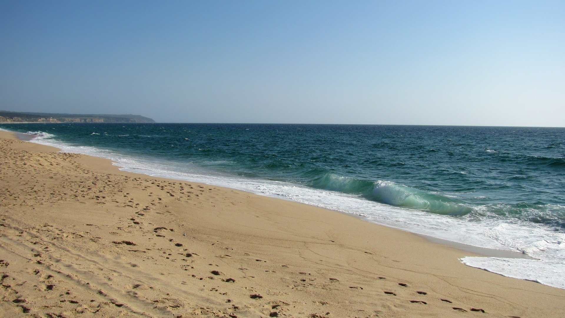 meer spritzen shore trocknen ozean brandung wellen spritzen wasser schaum brise ufer küste küste land sand spuren ruhe ruhe himmel himmel glatte oberfläche horizont strand