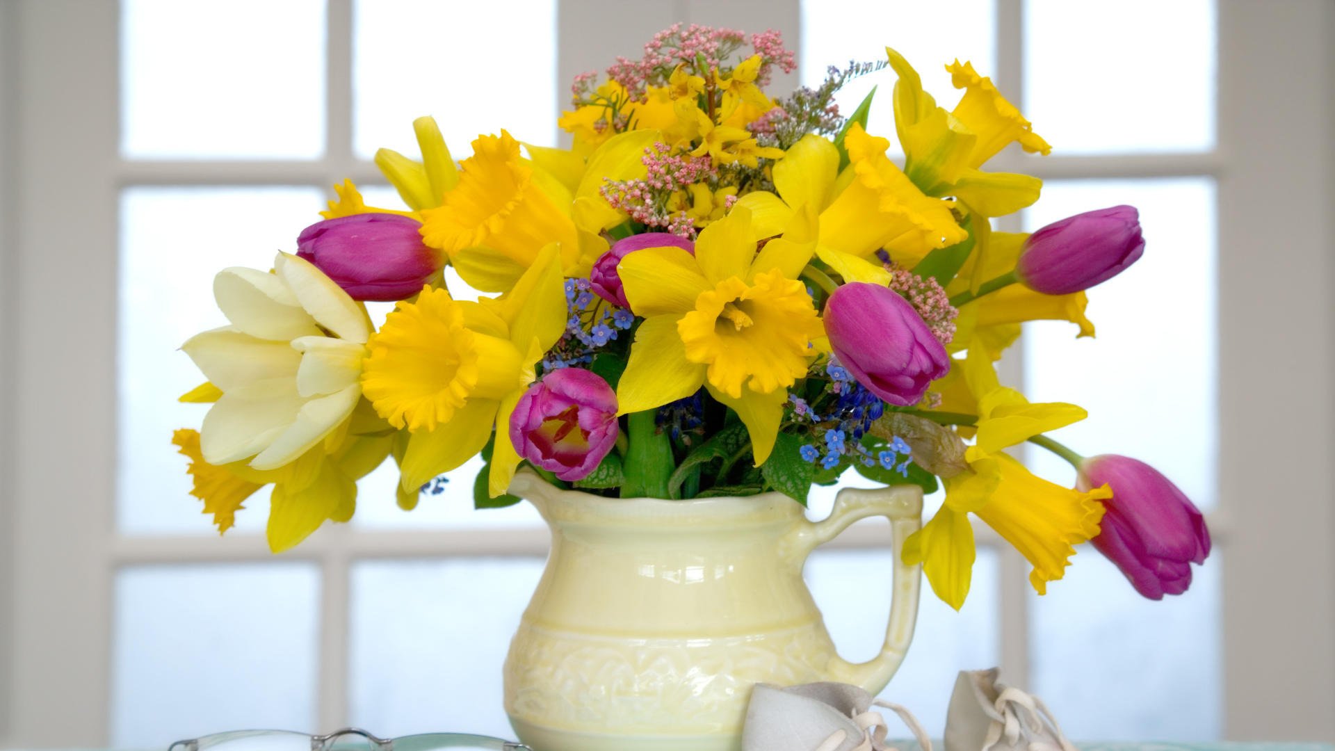 yellow flowers pitcher bouquet