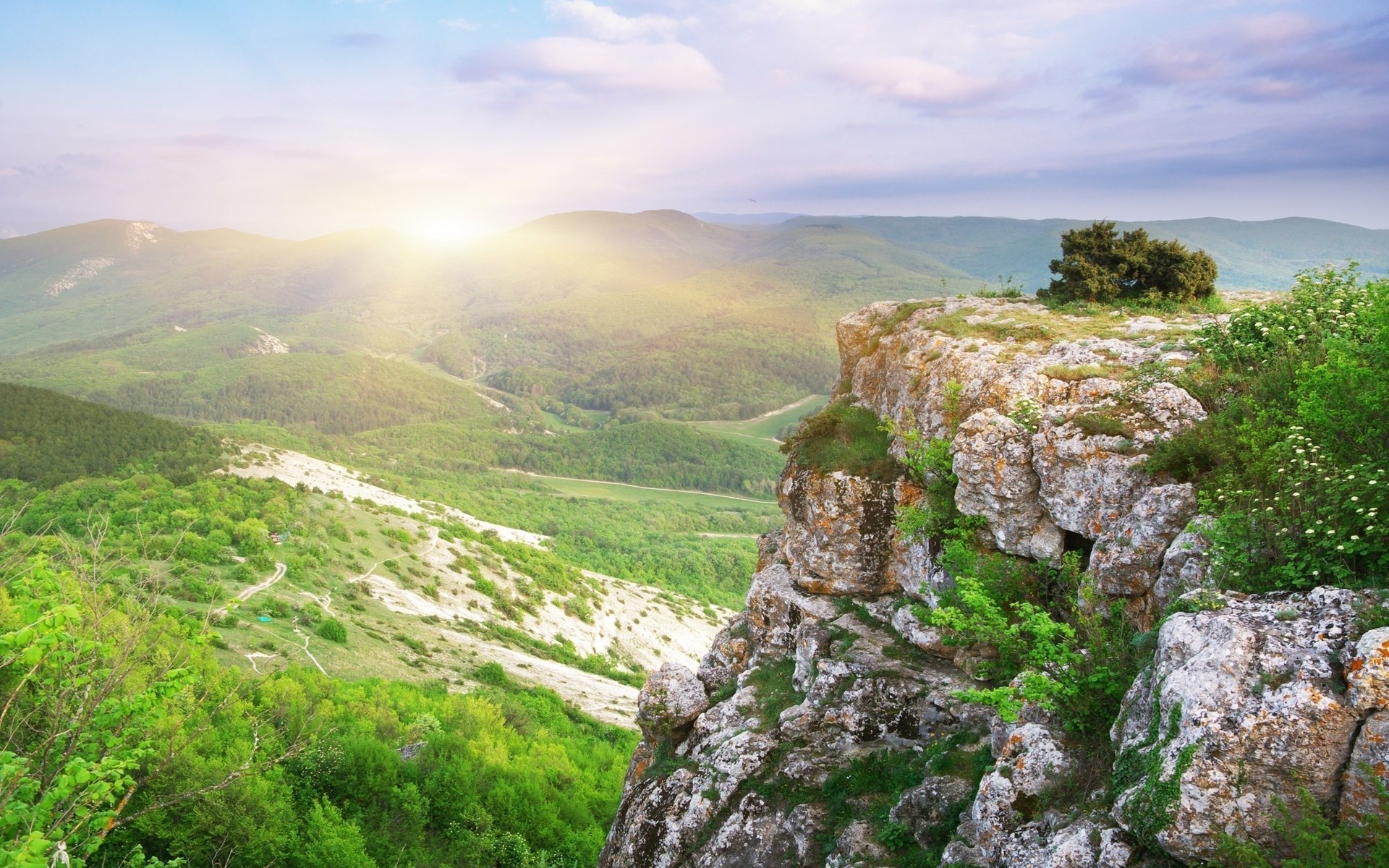 meraviglioso roccia roccia valle alberi foresta blu cielo nuvole sentieri altezza vista montagna