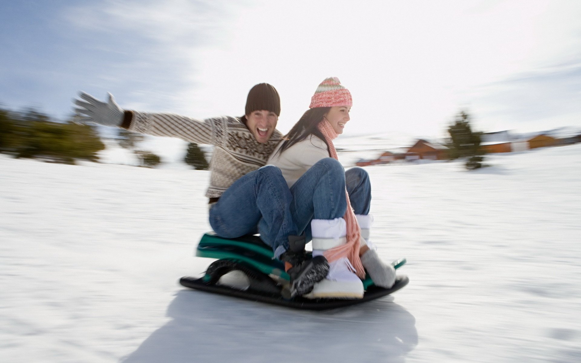 kerl abstieg vom berg mädchen paar schlitten schnee tag sonne winter geschwindigkeit freude stimmung freude