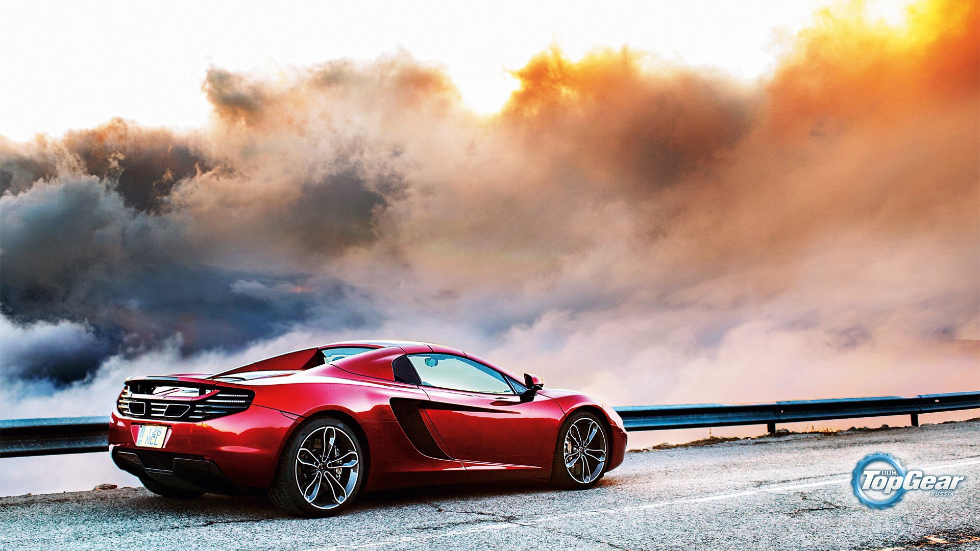 mclaren mp4-12c rojo espalda británico superdeportivo nubes carretera cielo top gear