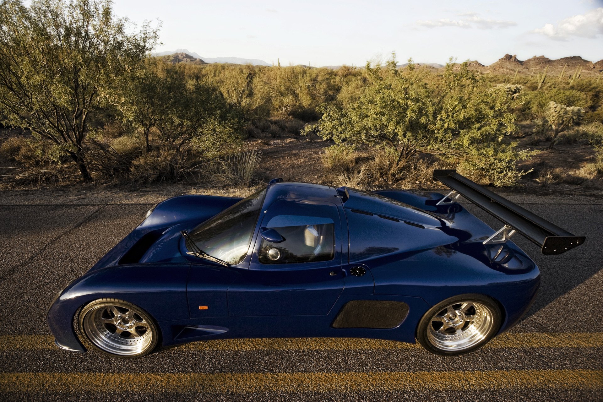 ultima gtr1 blau supercar straße bäume wüste himmel