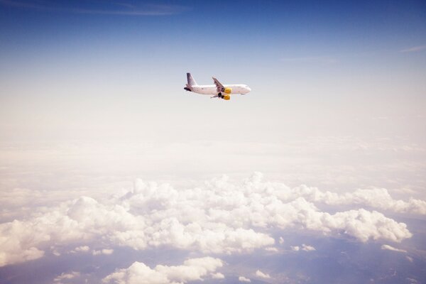 Avión en el cielo sobre las nubes Luis