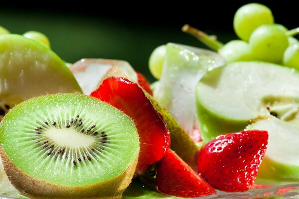 Früchte der Früchte:Apfel, Traube , Erdbeere und Kiwi