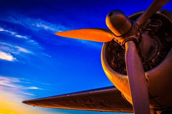 Moteur de l avion dans le ciel magnifiquement