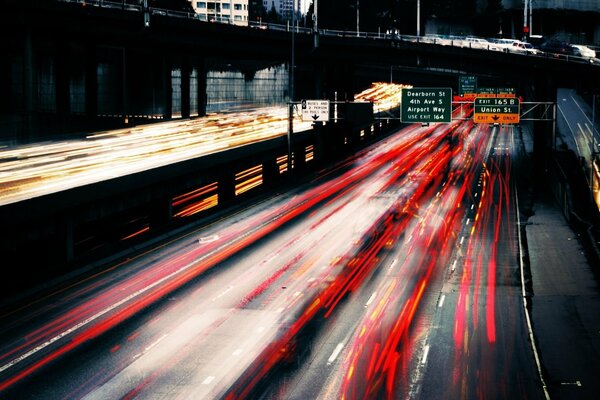 Circulation nocturne sur l autoroute dans la ville