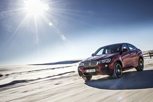 BMW dans le désert sous le soleil