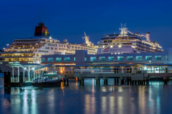 Ein Liner am Pier von Singapur mit Lichtern