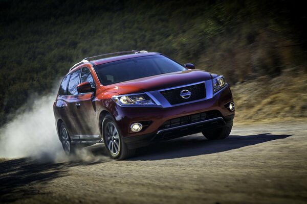 Rouge Nissan pathfinder r52 2014 hors route