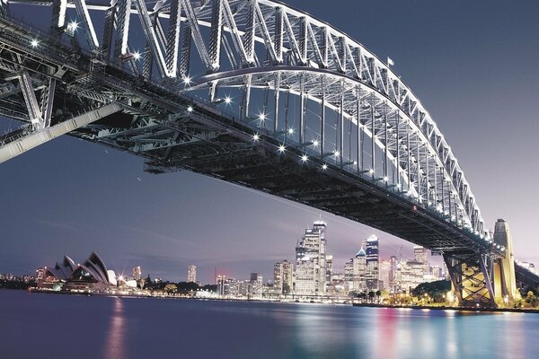 Puente sobre el río en Sydney por la noche