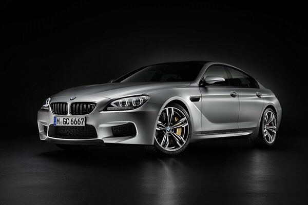 Argent BMW M6 2014 sur fond noir