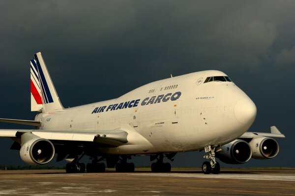 Französisches Boeing-Flugzeug auf der Landebahn