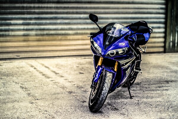 Blaues supersportliches Yamaha Motorrad