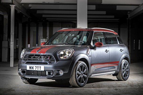 Mini voiture de marque dans le parking souterrain