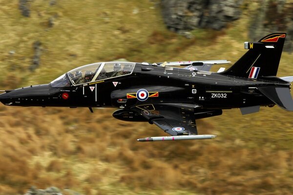 Avión militar negro en vuelo