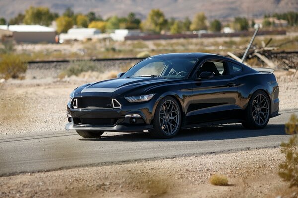 Ford Mustang se tient sur la route