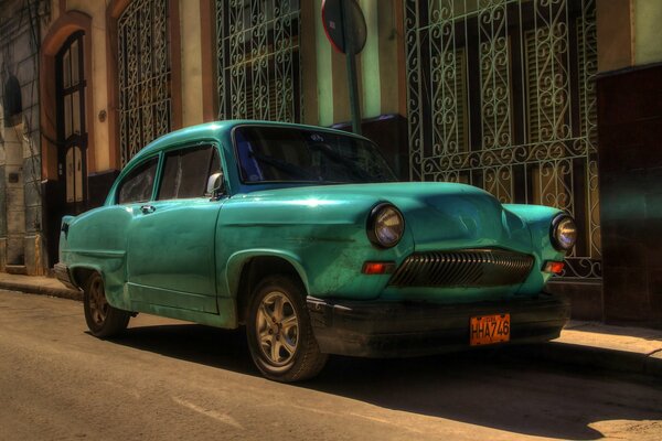 Voiture rétro dans les rues de la ville