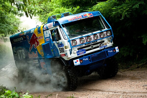 Niebieski Kamaz w zielonej dżungli