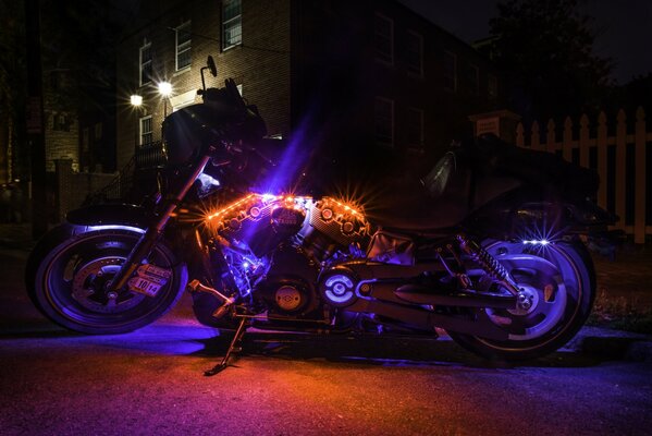 Moto harley-davidson in luce multicolore