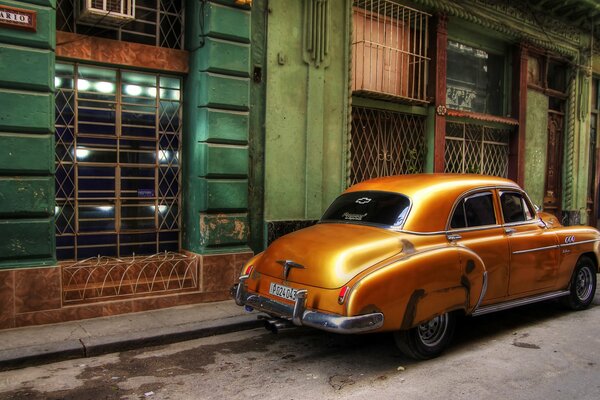 Coche retro de color naranja en las calles de la Habana