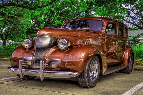 Un auto d epoca si trova nel parcheggio