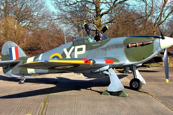 El avión británico Hawker acaba de aterrizar