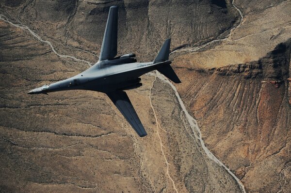 Avión supersónico en vuelo sobre el valle