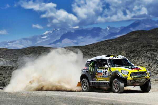 Mini Cooper tuneado en amarillo en las carreras