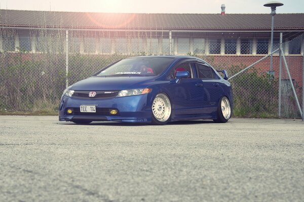 Voiture bleue de la marque honda civic